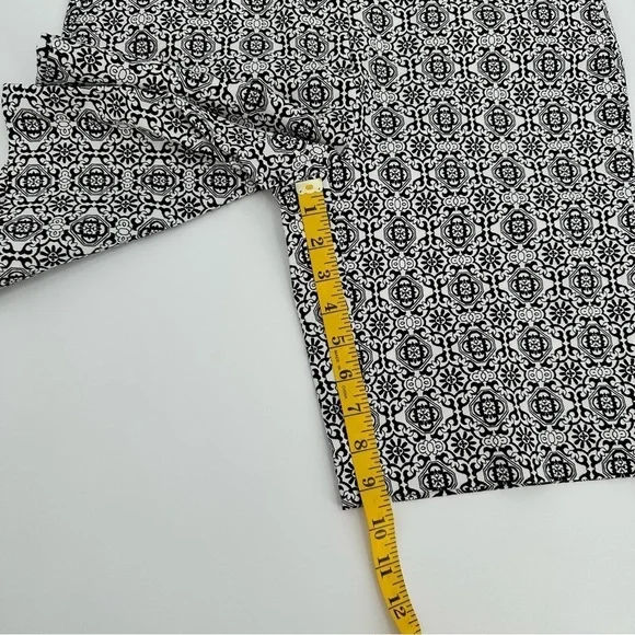Chico's Black and White Geometric Bermuda Shorts NWT Pockets Women’s Size 0/US 4 - Picture 15 of 16